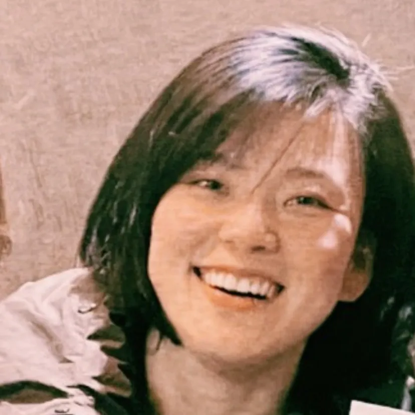 But the best part of learning with Natasha is getting to know her on a personal level. She's such an open-minded person, and our lessons often turn into engaging conversations about life, ideas, and experiences. It's a refreshing change from the usual classroom setting!