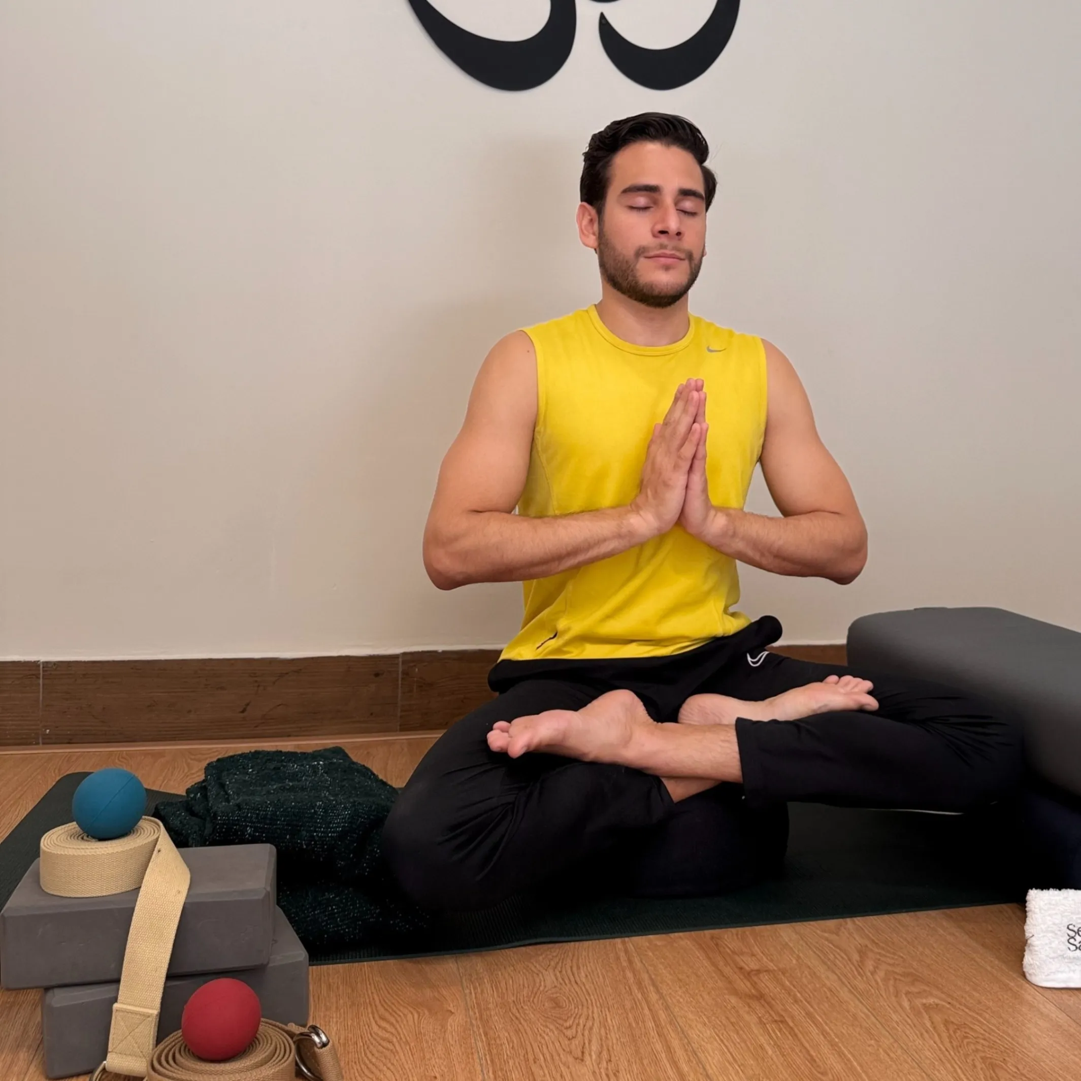 ✔ Rutina guiada paso a paso
✔ Movimientos suaves y seguros
✔ Enfocada en aliviar dolor, no en hacer posturas difíciles
✔ Ideal para personas con problemas de espalda, ciática, rodillas