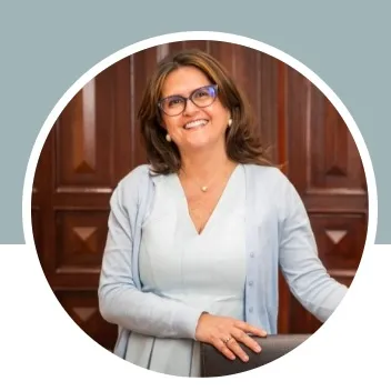 Mi querida Ivette, he terminado de leer tu libro. Se han pasado los días disfrutando de tus
aventuras, descubriendo historias e imaginando la vida en todos los lugares maravillosos que
conociste. Tu libro es sin duda inspiración para soñar con todo lo inimaginable, es una lección de
valentía, de desprendimiento de lo cómodo en lo que usualmente nos encacillamos sin pensar
en todo lo que el mundo nos puede ofrecer. Es sin duda una lección de vida, una motivación
para reflexionar qué estamos haciendo con nuestras vidas y qué queremos hacer de ellas. Me ha
llenado de ilusión, de ganas por hacer cosas diferentes. Me ha dado una enseñanza de libertad y
de pasión por luchar por lo que uno quiere lograr. Es un libro que llama al auto conocimiento, a
buscar esa esencia que todos tenemos dentro y que muchas veces nunca sale a la luz.
Felicitaciones por este maravilloso testimonio de coraje, de sensibilidad, de amor por la vida y de
respeto por los seres humanos y por el mundo en su conjunto.