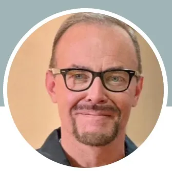 Hola Ivette, soy Sébastien Mélières.
Acabo de leer tu libro LIBRE… y qué belleza, de verdad. Qué historia tan humana, tan honesta,
tan profunda. Me encantó cómo cuentas sin filtros lo que viviste, lo que aprendiste, lo que te
rompió y lo que te reconstruyó. Me gustó muchísimo la forma en que relatas cada país, cada
encuentro, cada miedo, cada descubrimiento. Logras que uno viaje contigo, literal.
Y las fotos… wow. Son potentes, son íntimas, son reales. No son las típicas fotos de viajes que
uno ve por ahí; tienen alma. Sentí que cada imagen tenía una historia detrás y cada historia tenía
una imagen perfecta acompañándola.
Siete años no son solo tiempo: son transformación, y tú la contaste de una manera tan auténtica
que termina inspirando sin intención de inspirar. Me quedo con varias frases tuyas, varias
reflexiones, y esa sensación de que uno también debería atreverse un poco más.
Te felicito. LIBRE es un viaje que se siente. Me alegra mucho haberlo leído.