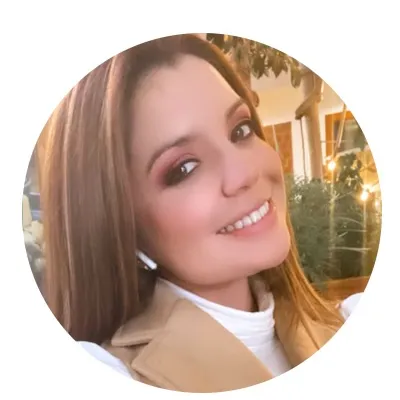 "LIBRE" es un espejo y una brújula. La obra de Ivette Montalvo trasciende la categoría de
autoayuda; es un testimonio crudo y conmovedor de la valentía que se requiere para detenerse,
mirar siete años atrás y reescribir la narrativa personal.
No es un camino fácil, e Ivette no lo endulza. Su gran acierto reside en la honestidad brutal con
la que desarma la ilusión de la 'vida perfecta' y nos invita a confrontar nuestras propias jaulas
invisibles. El libro resuena profundamente porque nos recuerda que la verdadera libertad no se
encuentra al cambiar de ciudad o de trabajo, sino al desinstalar ese "piloto automático" interno
que nos impide disfrutar el paisaje.
"Libre" te obliga a preguntarte: ¿qué precio estoy pagando por la comodidad? Es una lectura
esencial para cualquiera que anhele soltar el miedo al juicio ajeno y empezar, por fin, a vivir su
propia verdad sin disfraces. Es un abrazo firme y un empujón gentil hacia el abismo del
autodescubrimiento. Léelo si estás listo para vivir sin manual.