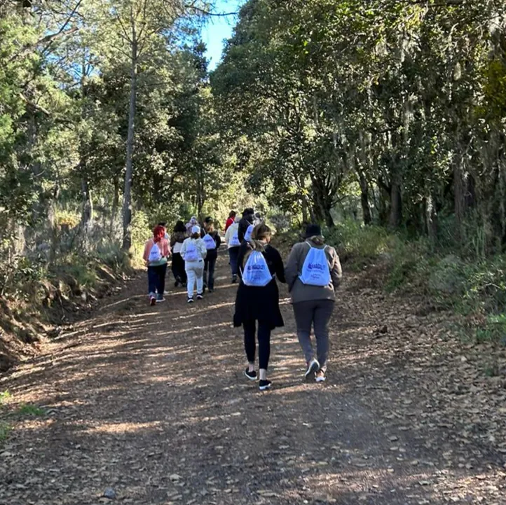 “Amé la danza, los sonidos de la naturaleza y la experiencia de acallar mi mente y abrir mi corazón. Aprendí a soltar sufrimientos y expectativas ajenas que no me correspondían. Regresé llena de paz y de nuevas amistades nutritivas para mi alma.”