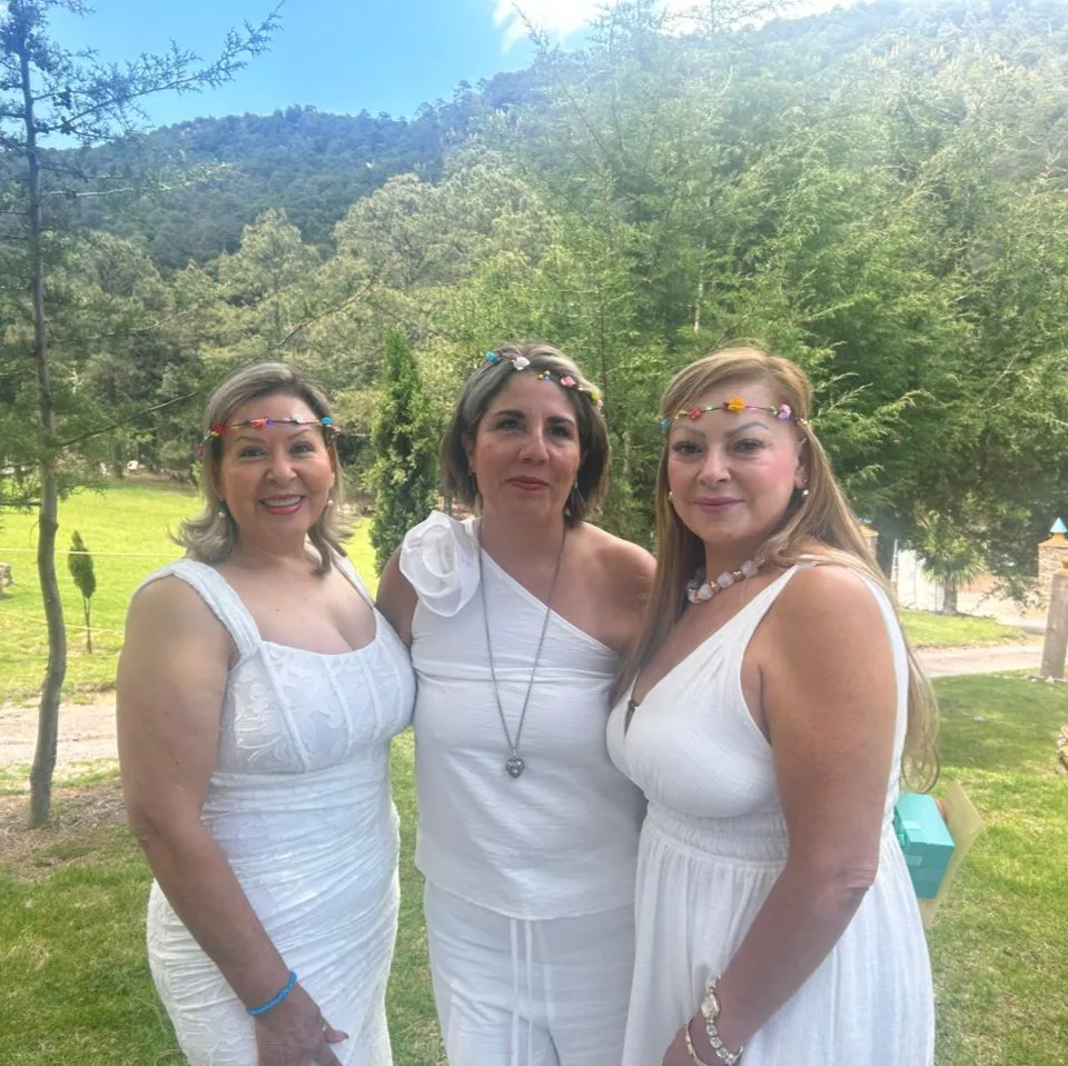 “Sentí muchísima paz interior y el acompañamiento de la tribu. Me di cuenta de que no estoy sola: sólo necesito aprender a pedir ayuda. Encontrarme con otras mujeres, compartir nuestras experiencias y sentirme acompañada hizo una gran diferencia en mi vida.”