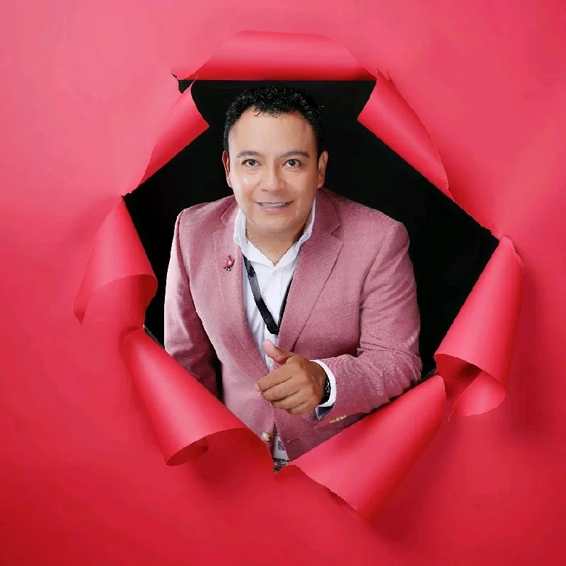 El Mtro. Mauricio Solís es una persona de principios sólidos, gran profesionalismo y entrega en todo lo que hace. Se trata de una persona que conoce a la perfección el trabajo colaborativo y el desarrollo de estrategias precisas que las organizaciones requieren. Sin duda un estupendo consultor, gestor y comunicólogo.