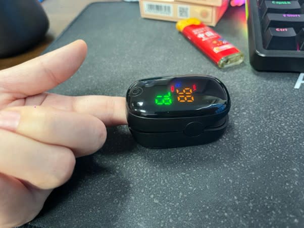 A finger with a fingertip pulse oximeter

AI-generated content may be incorrect.